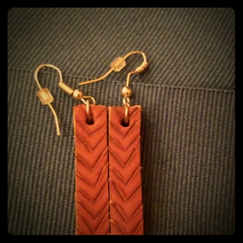 Leather earrings with burnt design